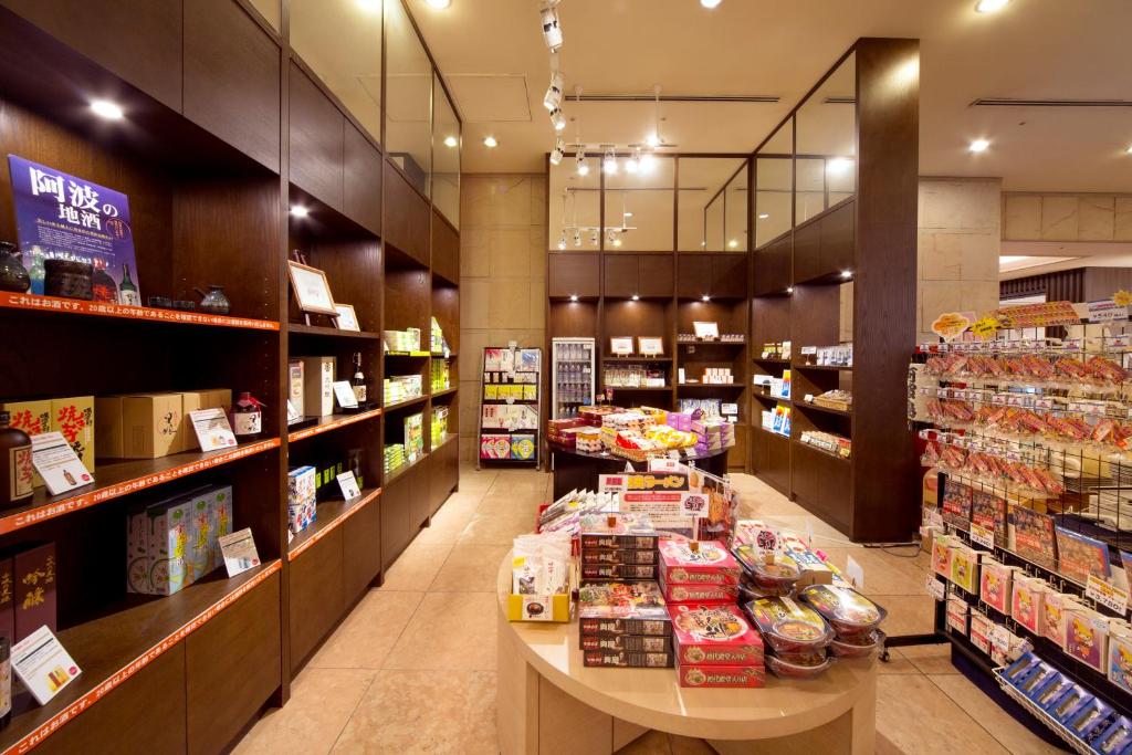 Supermarket nebo jiné obchody v  hotelu nebo okolí
