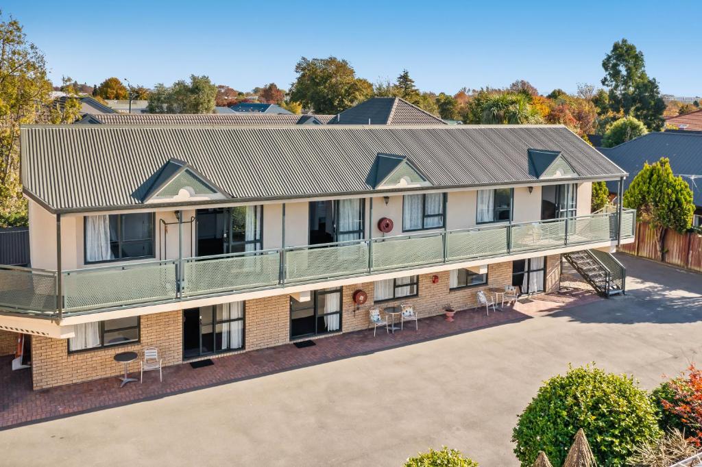 eine Luftansicht eines Apartmentgebäudes mit Balkon in der Unterkunft Ascot Vale Motor Lodge in Christchurch