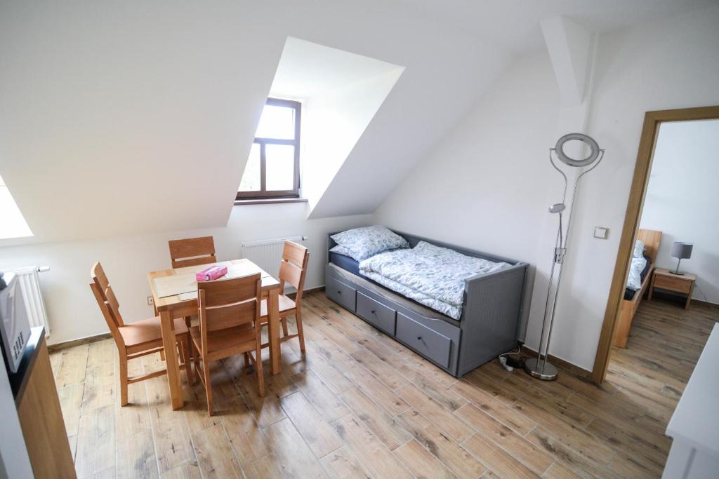 Łóżko lub łóżka w pokoju w obiekcie Pension Pod Hvězdami