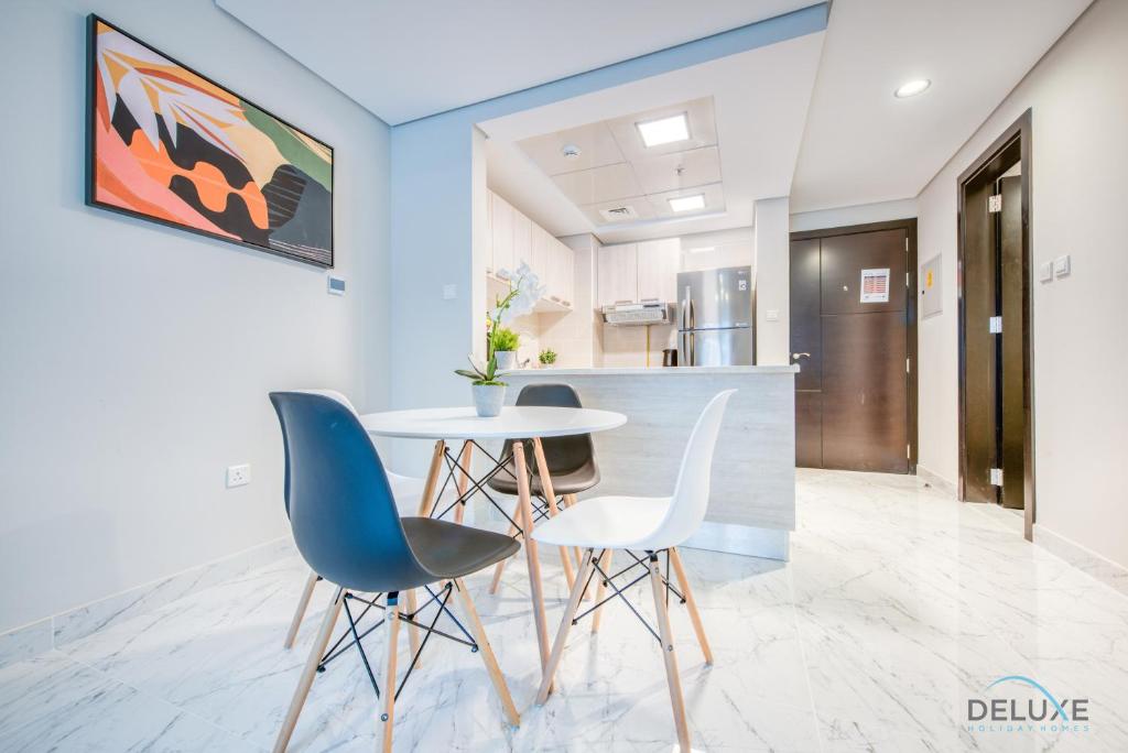 Fotografie z fotogalerie ubytování Snug 1BR at MAG 520 Dubai South by Deluxe Holiday Homes v Dubaji