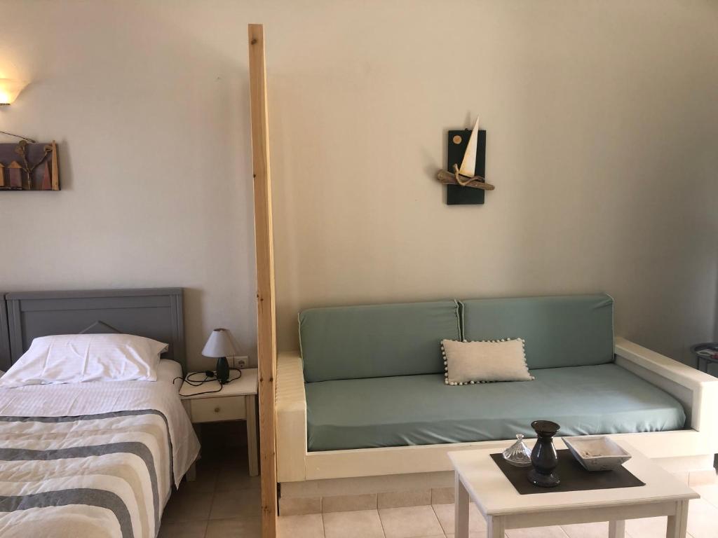 Postel nebo postele na pokoji v ubytování Elia Studios