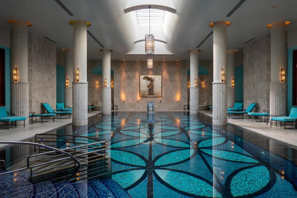 Bazén v ubytování Four Seasons Hotel Istanbul at the Bosphorus nebo v jeho okolí