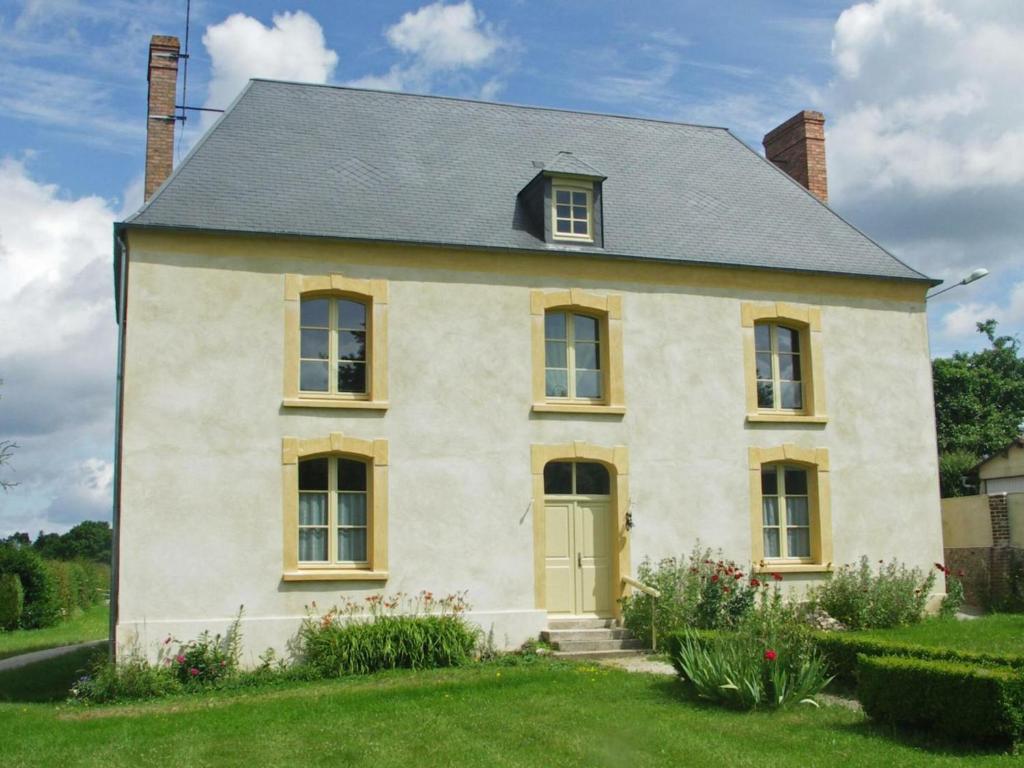 una pequeña casa blanca con puerta amarilla en Gîte La Gonfrière, 5 pièces, 8 personnes - FR-1-497-78 en La Gonfrière