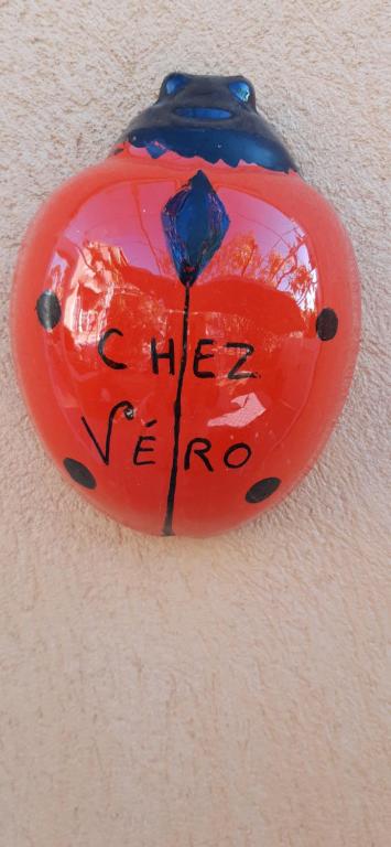 een rode vaas met de woorden blijf in leven geschreven op bij Chez Véro in Aubagne