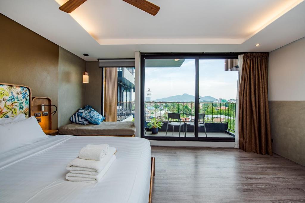 Postel nebo postele na pokoji v ubytování Seamira House Huahin