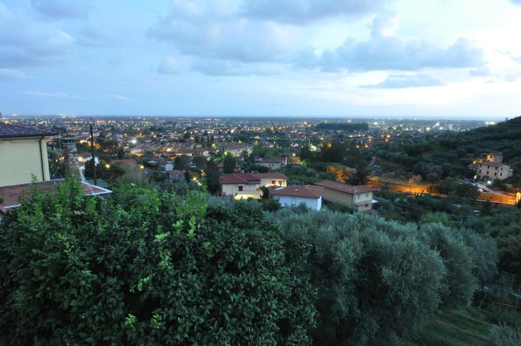 uitzicht op de stad 's nachts bij La casa di Silvia in Vallecchia