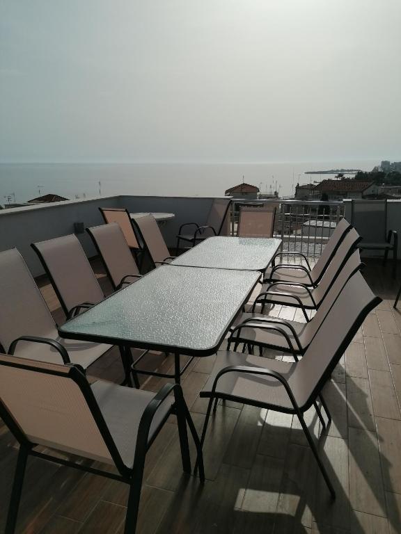 Ein Balkon oder eine Terrasse in der Unterkunft Crystal Blue Apartments