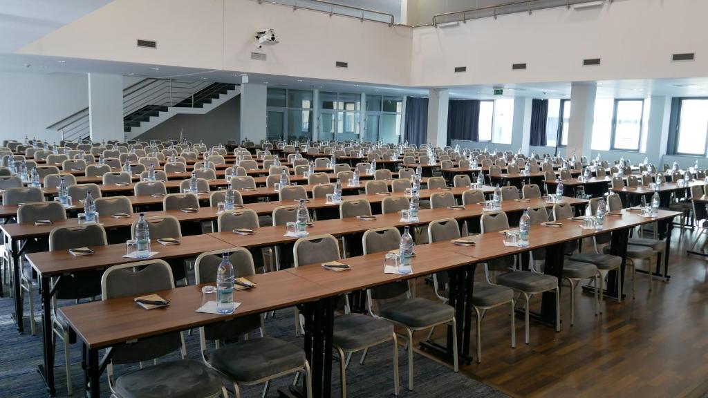 Reštaurácia alebo iné gastronomické zariadenie v ubytovaní Hotel Saffron