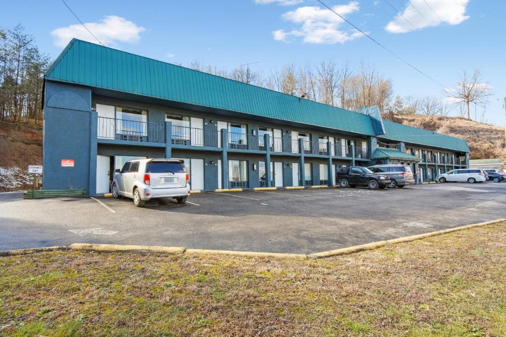 un edificio con coches estacionados en un estacionamiento en OYO Hotel Mt Vernon KY - Renfro valley I-75 en Mount Vernon