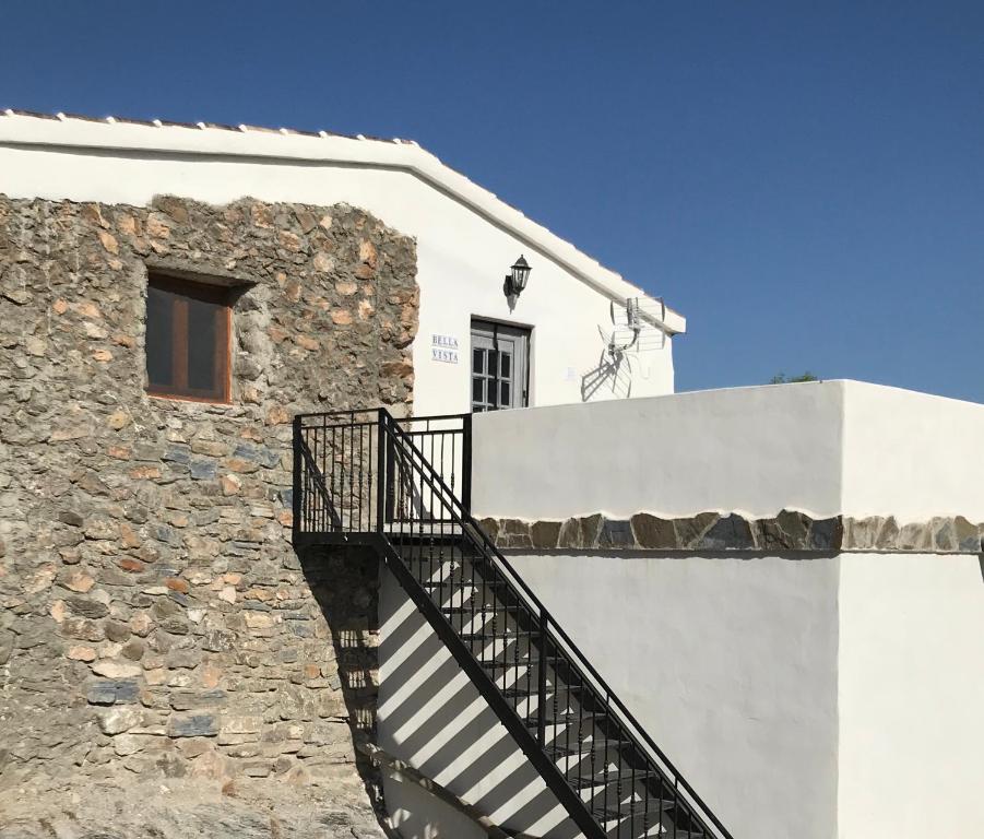 una escalera que conduce a un edificio de piedra con ventana en Bella Vista Rural Retreat, en Arboleas
