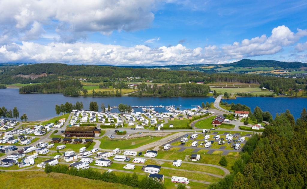 een luchtzicht op een parkeerplaats naast een meer bij Topcamp Mjøsa - Brumunddal in Brumunddalen