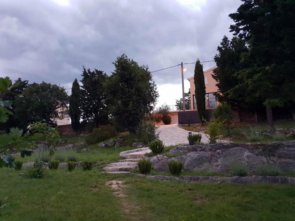 Vonkajšia záhrada v ubytovaní Beautiful house/villa Arboretum