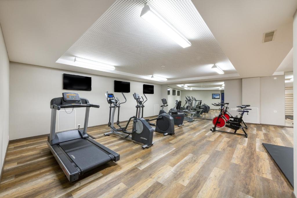 Fitness centrum a/nebo fitness zařízení v ubytování Edelweiss Swiss Quality Hotel