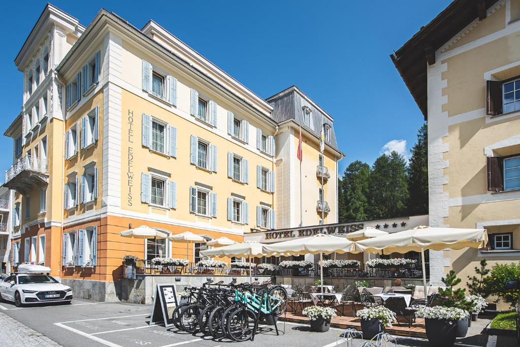 un grupo de bicicletas estacionadas frente a un edificio en Edelweiss Swiss Quality Hotel, en Sils-Maria