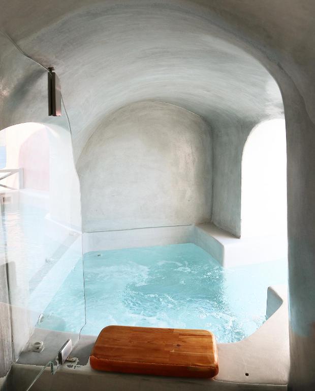 Bassein majutusasutuses Bubble Suite Santorini või selle lähedal