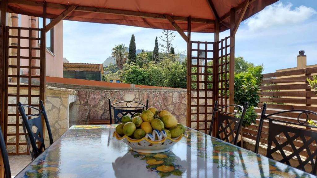 - un bol de fruits sur une table sur une terrasse dans l'établissement B&B Verdeblu, à Valderice