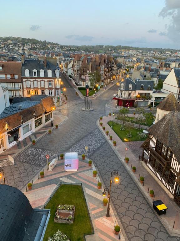 uma vista para uma cidade com uma rua com edifícios em Coeur Deauville Grand 3 pièces avec Parking em Deauville