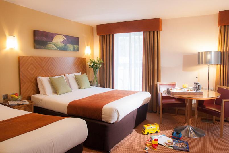 Postel nebo postele na pokoji v ubytování Treacys Hotel & Leisure Centre Waterford