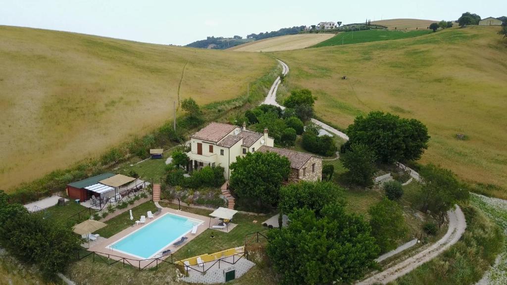 een luchtzicht op een huis in een veld met een zwembad bij Casa dei Sogni d'Oro in San Pietro