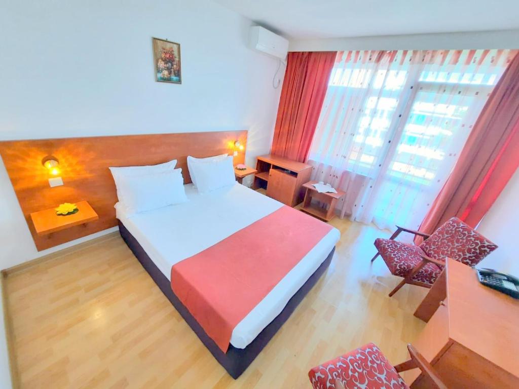 a hotel room with a bed and a window at Hotel Tomis Neptun in Neptun