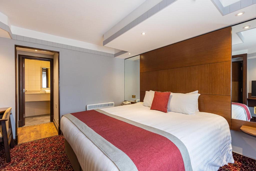 Postel nebo postele na pokoji v ubytování Mercure Tunbridge Wells Hotel