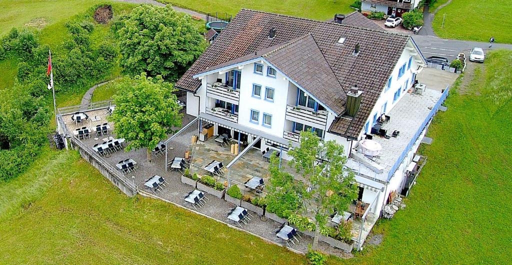 una vista aerea su una grande casa bianca con cortile di Panorama Hotel Freudenberg ad Appenzello