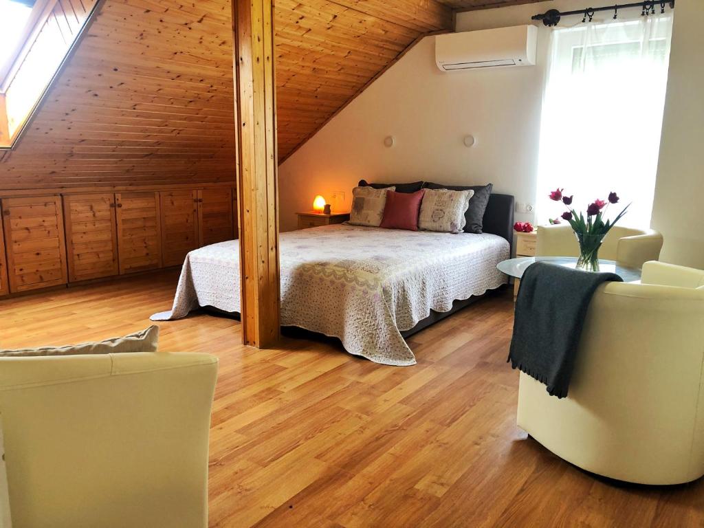 Postel nebo postele na pokoji v ubytování Balaton Apartman Paloznak