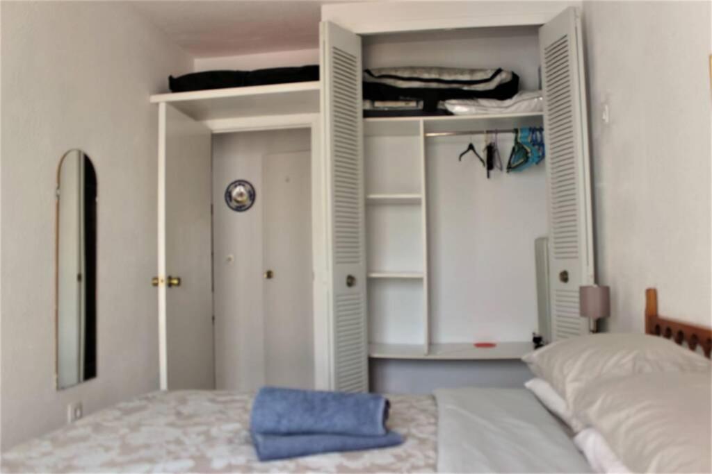 A bed or beds in a room at Beautiful Air Conditioned bungalow - Alkabir