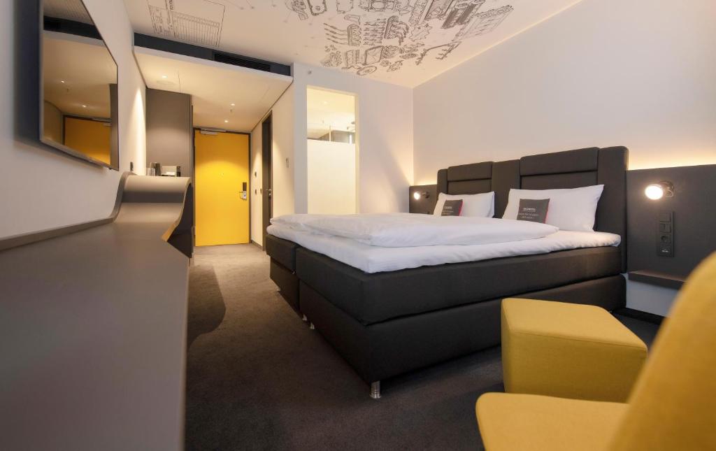 Postel nebo postele na pokoji v ubytování V8 Hotel Köln at MOTORWORLD