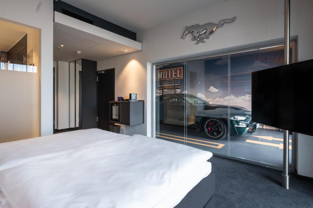 Postel nebo postele na pokoji v ubytování V8 Hotel Köln at MOTORWORLD