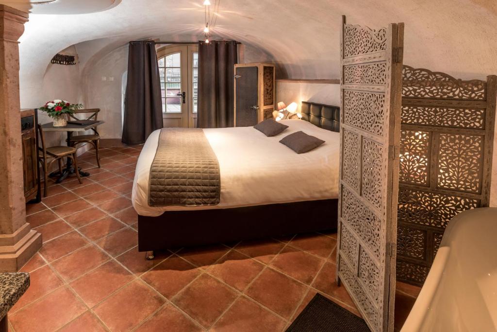 una camera d'albergo con letto e bagno di MY SWEET HOMES - STUDIO "LE CAVEAU" a Colmar