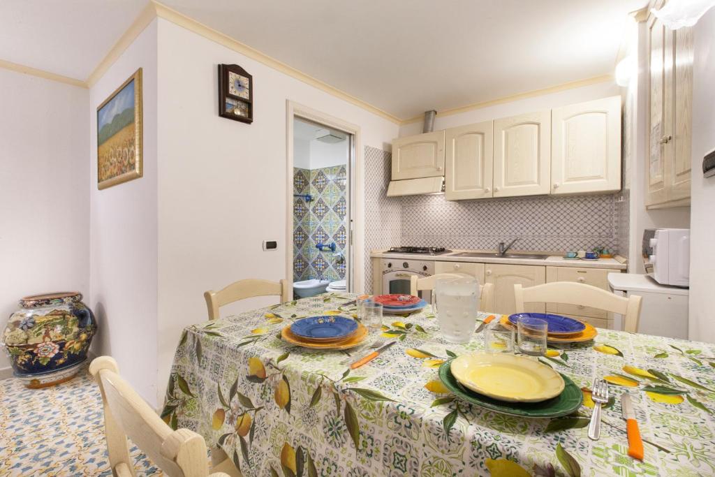 eine Küche mit einem Tisch mit Tellern darauf in der Unterkunft Casa Vilù in Sorrent