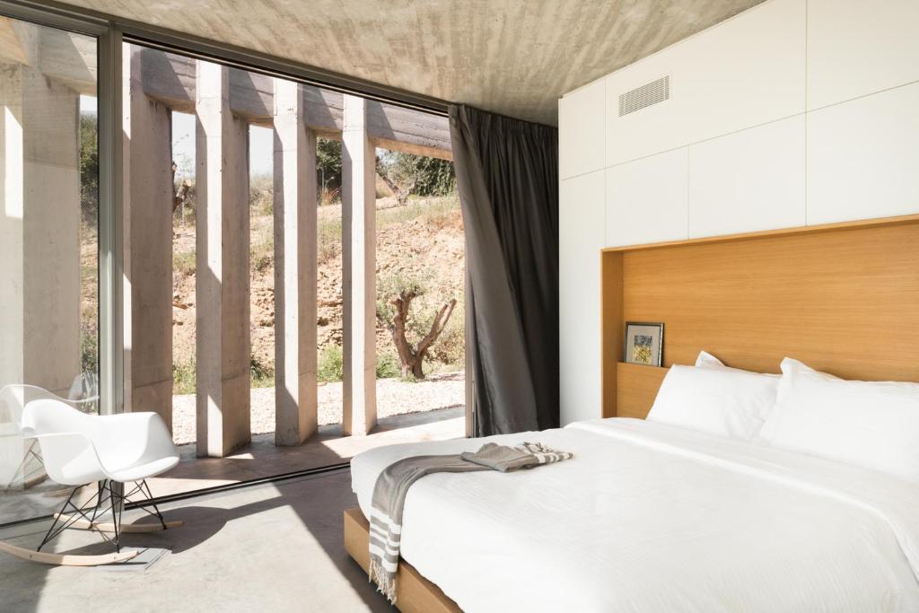 A bed or beds in a room at Unique Villa Ori sleeps8 private pool Gialova
