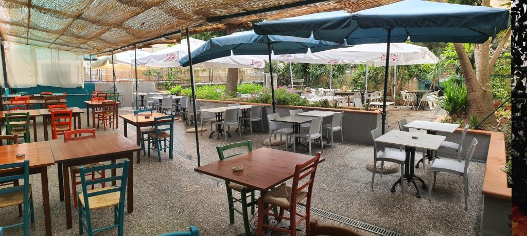 Restoran või mõni muu söögikoht majutusasutuses Bella Napoli Guesthouse Trattoria Pizzeria