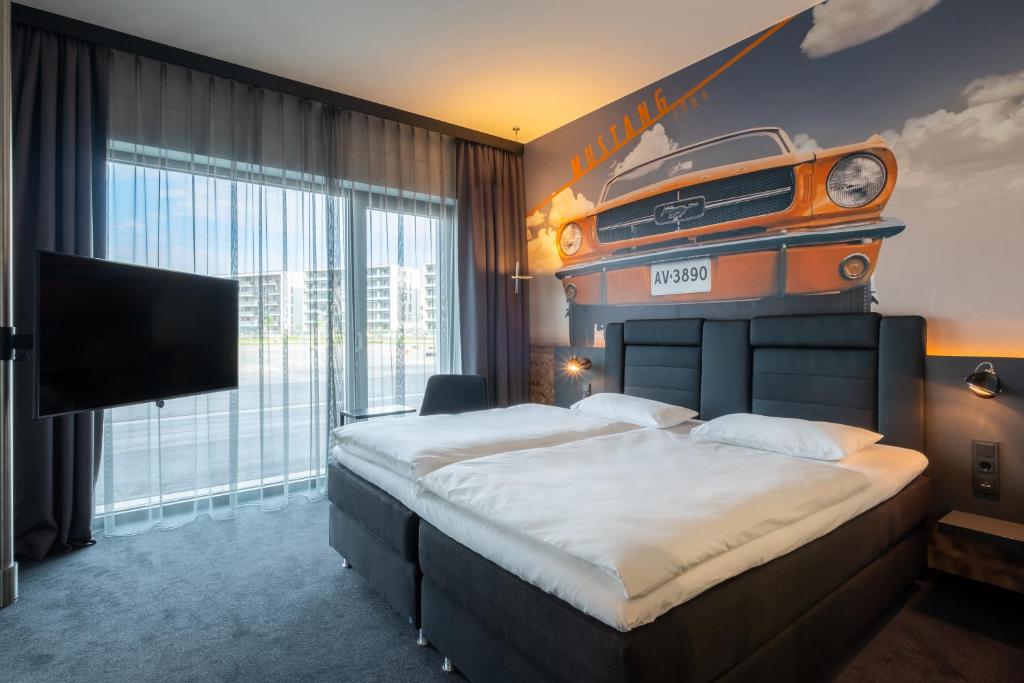 Postel nebo postele na pokoji v ubytování V8 Hotel Köln at MOTORWORLD