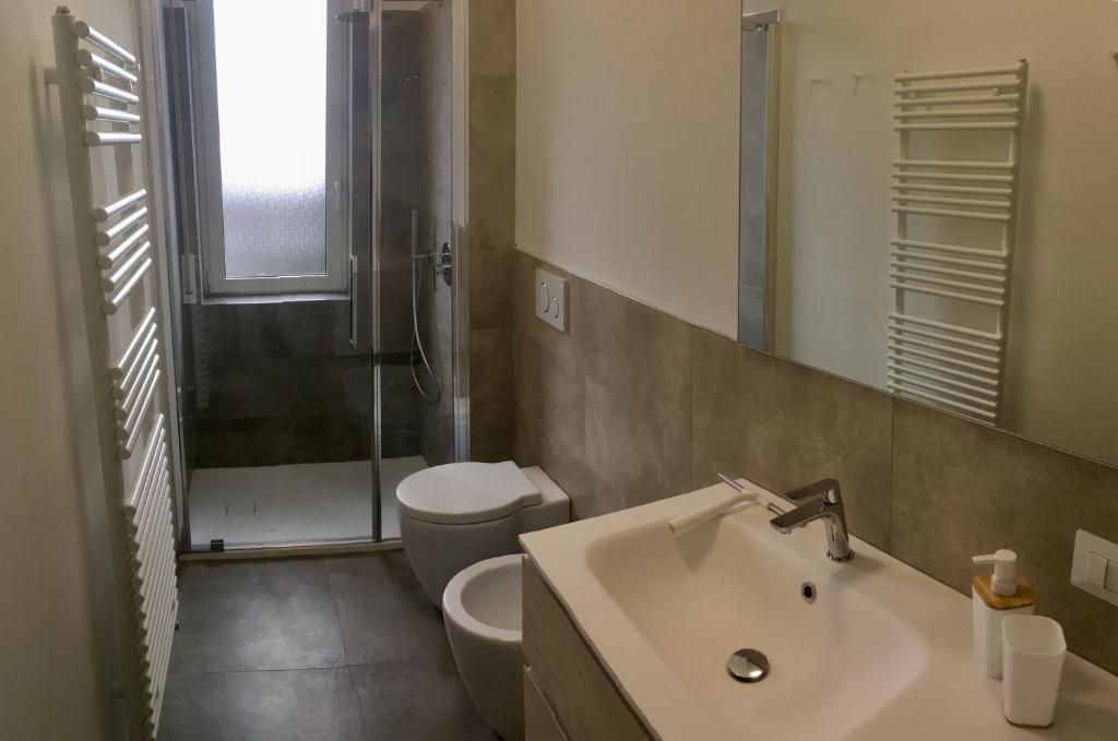 Koupelna v ubytování CaseOspitali - Casa Lumiere, bilocale panoramico e luminoso - piano 3 NO ascensore