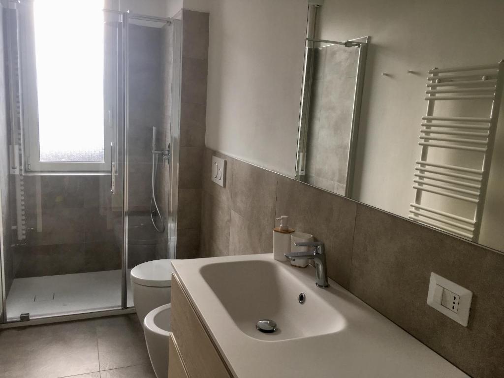 Koupelna v ubytování CaseOspitali - Casa Lumiere, bilocale panoramico e luminoso - piano 3 NO ascensore