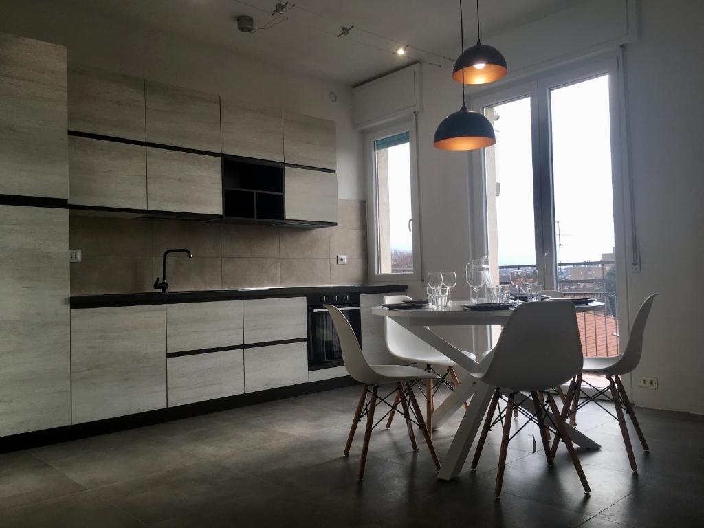 Kuchyň nebo kuchyňský kout v ubytování CaseOspitali - Casa Lumiere, bilocale panoramico e luminoso - piano 3 NO ascensore