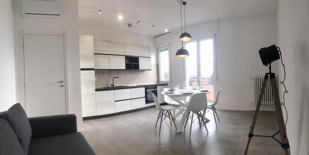 Kuchyň nebo kuchyňský kout v ubytování CaseOspitali - Casa Lumiere, bilocale panoramico e luminoso - piano 3 NO ascensore