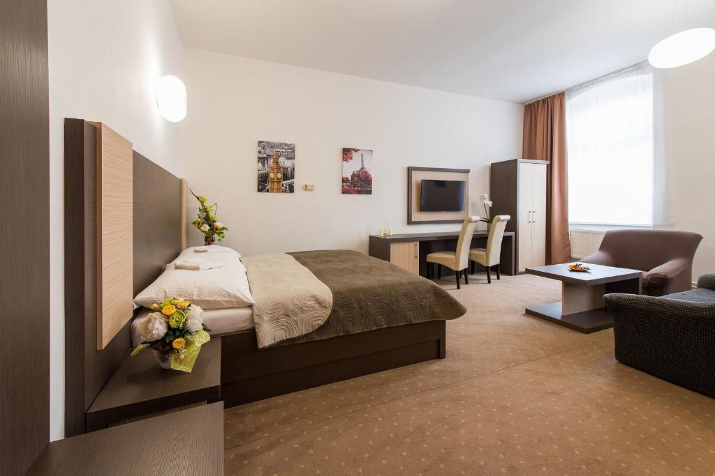 スピシュスカー・ノバー・ベスにあるPenzión RESAのベッドとデスクが備わるホテルルームです。