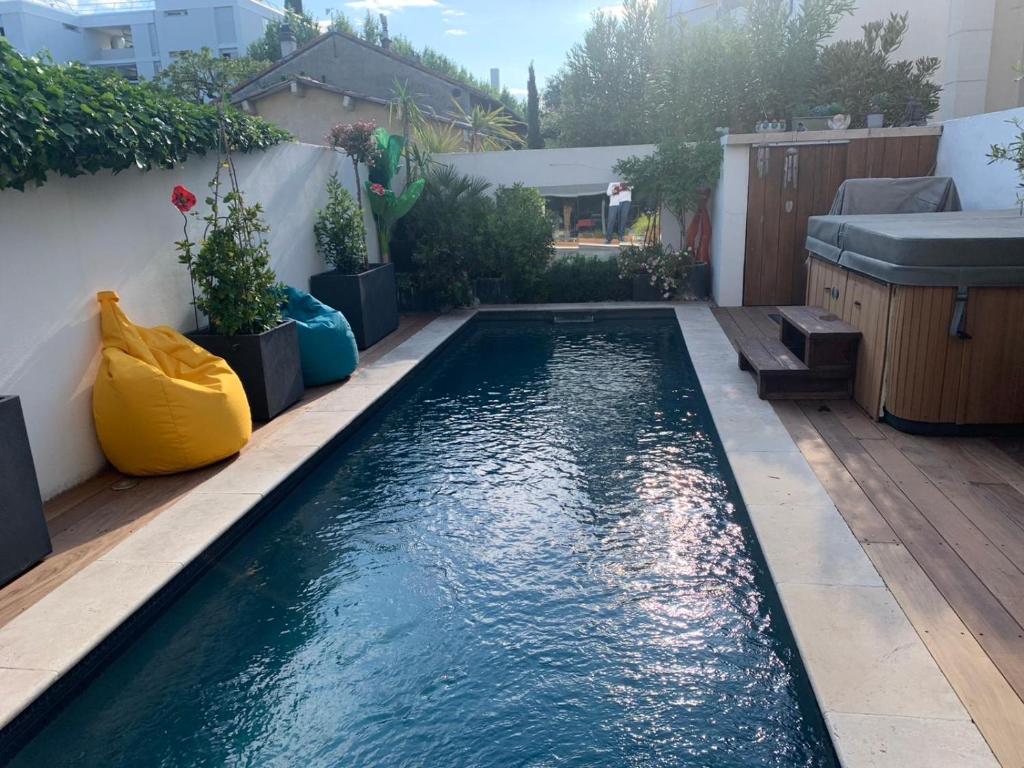 a swimming pool in the backyard of a house at B&B - Chambres d'hôtes Le Foch in Avignon