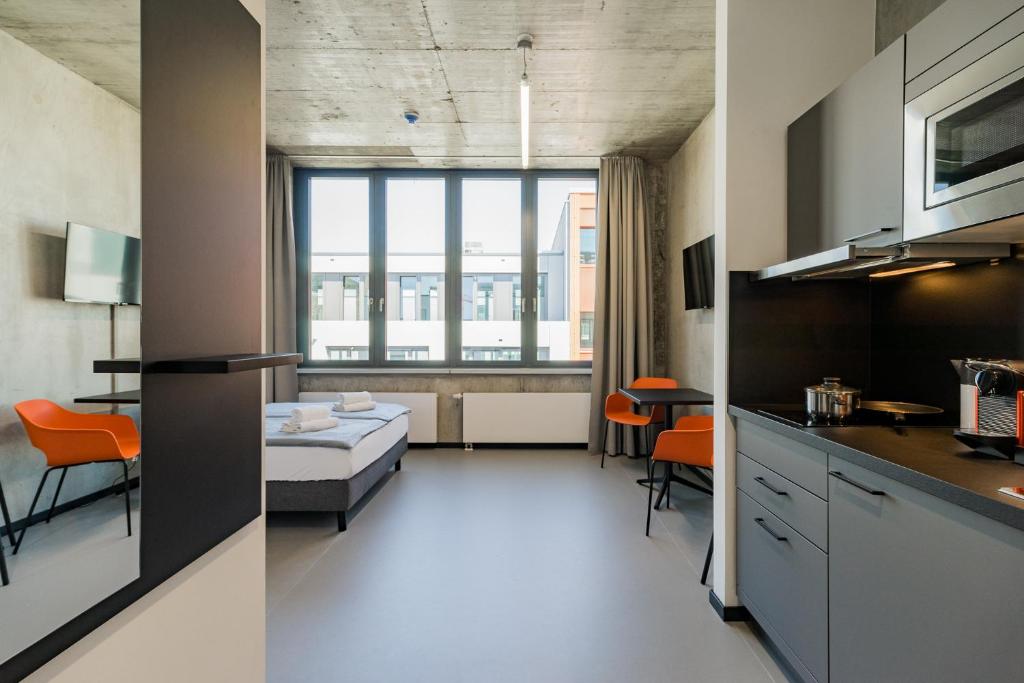 uma cozinha e uma sala de estar com uma mesa em Nena Apartments Moritzplatz em Berlim