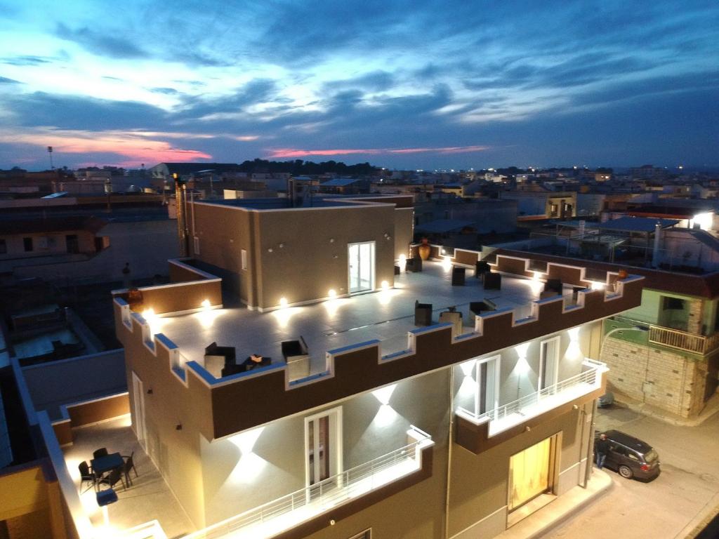 a building with lights on the roof at night at Perla del sud in Sava