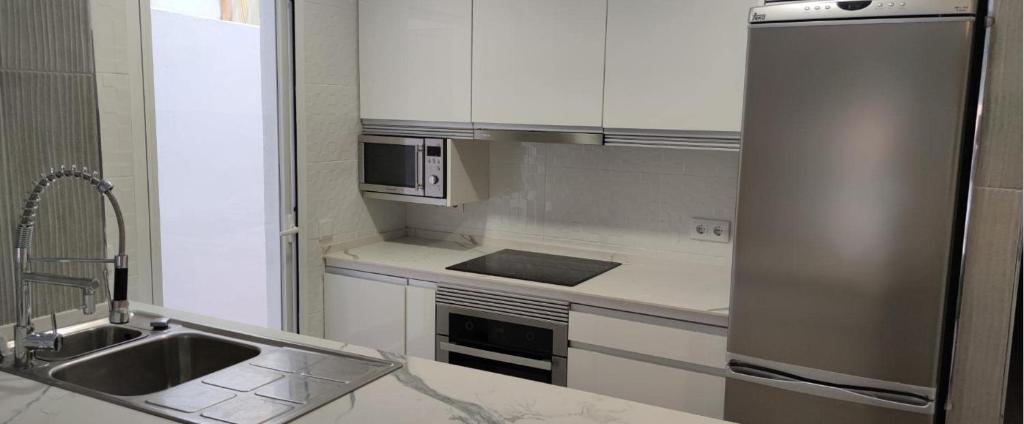 Kuchyň nebo kuchyňský kout v ubytování Tus vacaciones en el corazón de Alicante!
