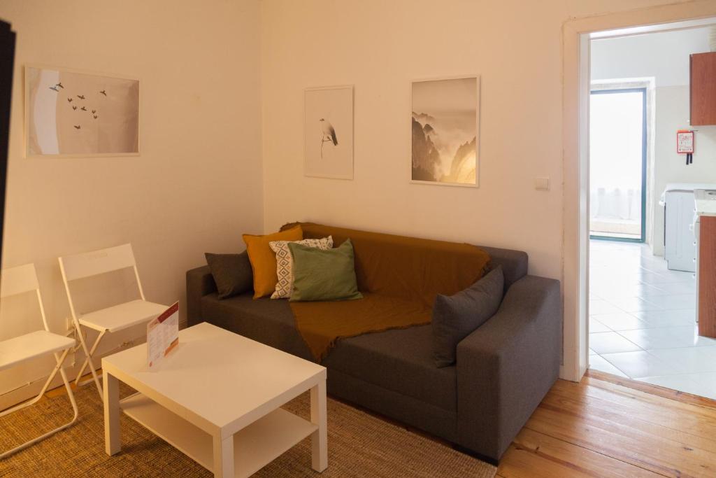 sala de estar con sofá y mesa en FLH - Alegria Flat at Príncipe Real, en Lisboa