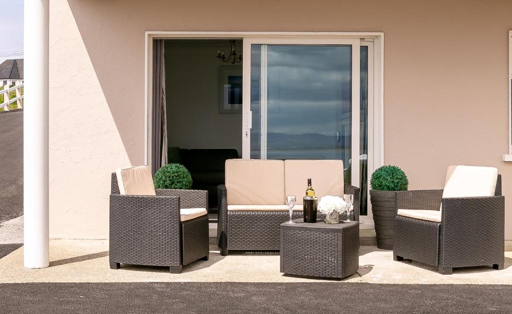 Posezení v ubytování Ballyheigue Cliff Side and Sea View Apartment