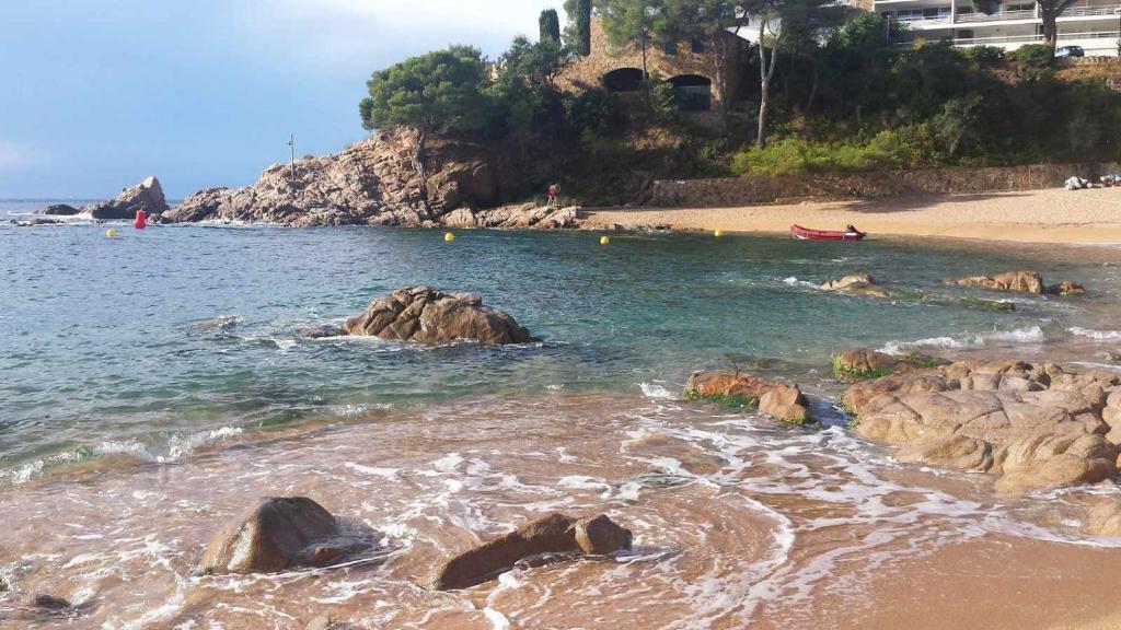 Fotografie z fotogalerie ubytování Apartamento Cala Salionç Playa frente a la playa v destinaci Tossa de Mar
