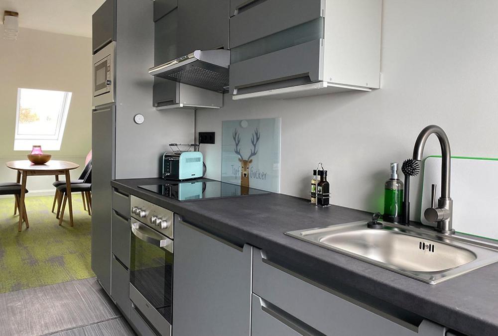 BESOTEL Mettmann-schicke FeWo oder Apartments nähe Golfplatz Gruiten und Neandertal mit Glasfaser WLAN und Parkplatz-viele Schlafzimmer mit Bad en suite - Apartamento De Dos Dormitorios