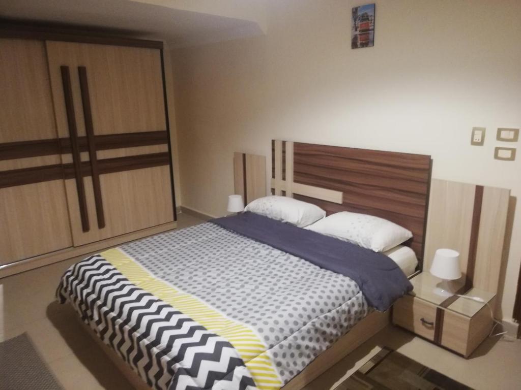 Una cama o camas en una habitación de Hidden Gem with pool access in New cairo