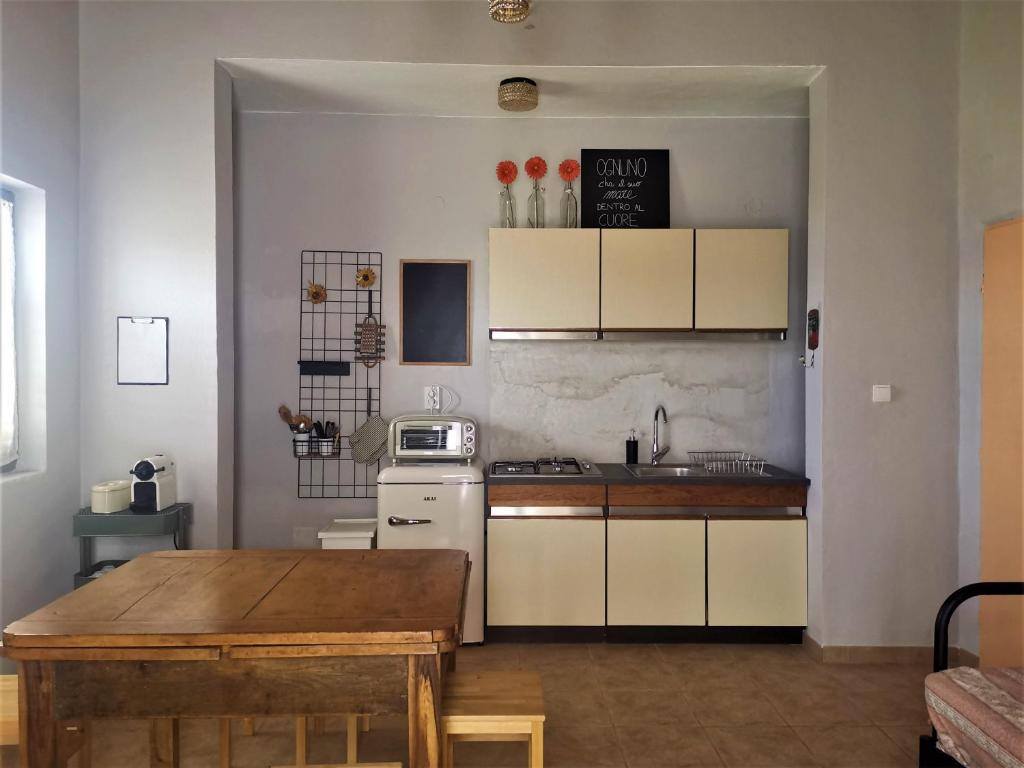 uma cozinha com uma mesa, um fogão e um frigorífico em Villa Tonci em Vodice